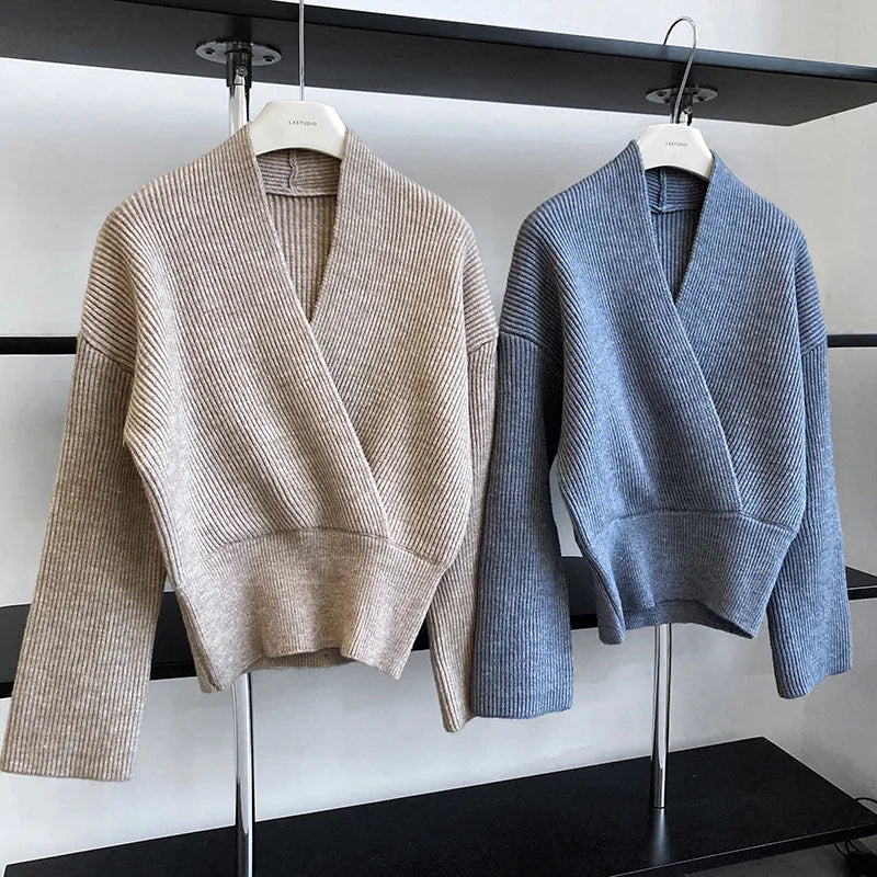 Strickie™ - Knitted sweater with crossed V-neck and wrap pattern