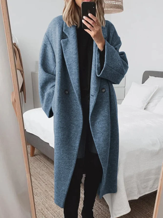 Elegant long, loose-fitting coat with double button placket