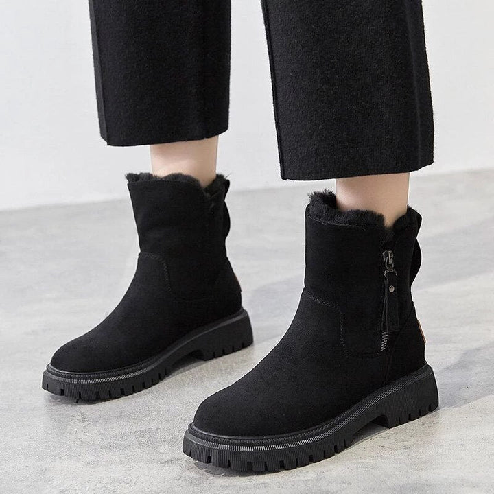 Stylish ankle boots with a suede look and cozy fur lining