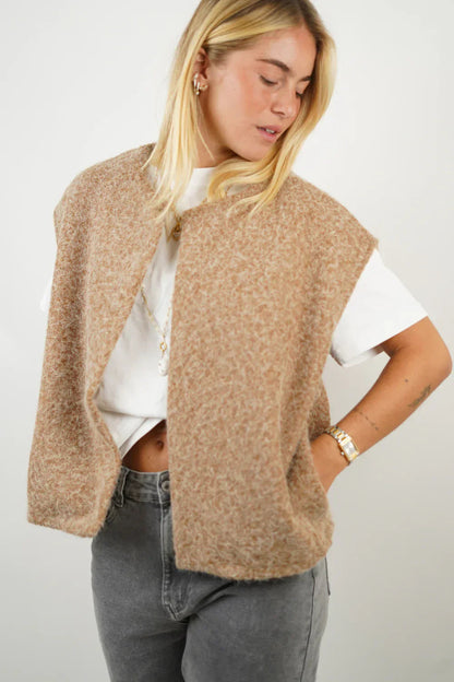 Sleeveless utility vest with multiple pockets 