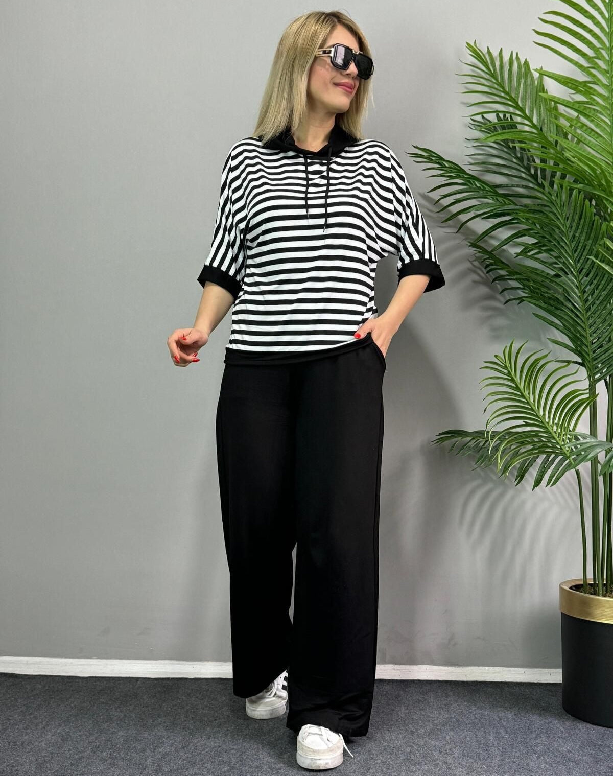 Stylish striped two-piece set for women 