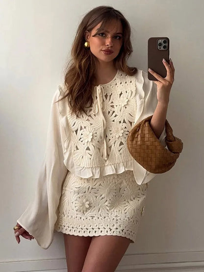 Casual top with a round neckline, waist lacing and open seams 