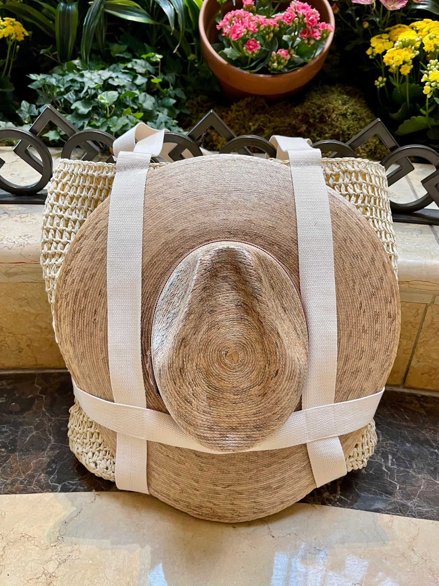 Lara | Lightweight straw beach bag with carrying strap for hat