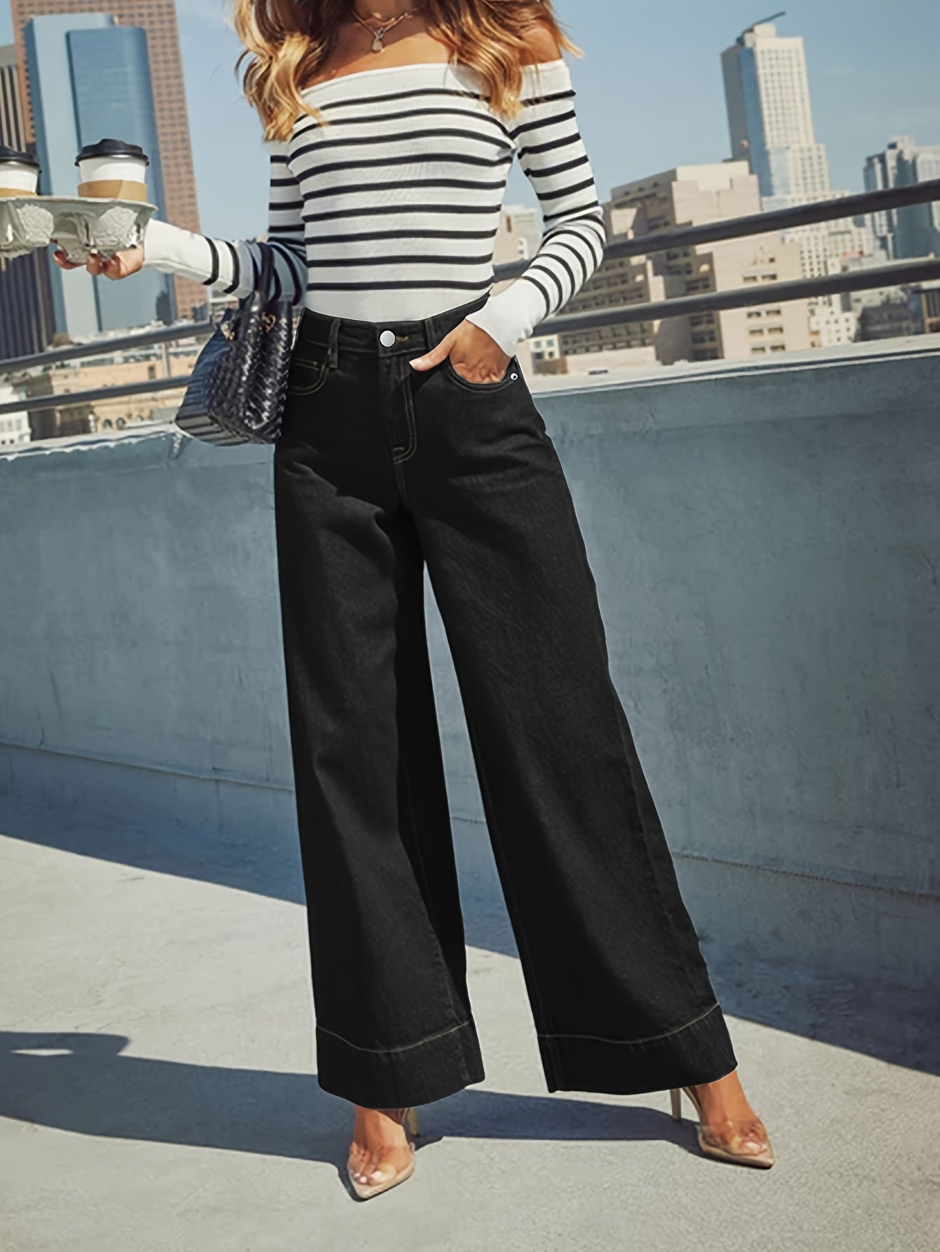 Jeans with a high waist, wide leg and stretchy denim fabric with a turn-up hem. 