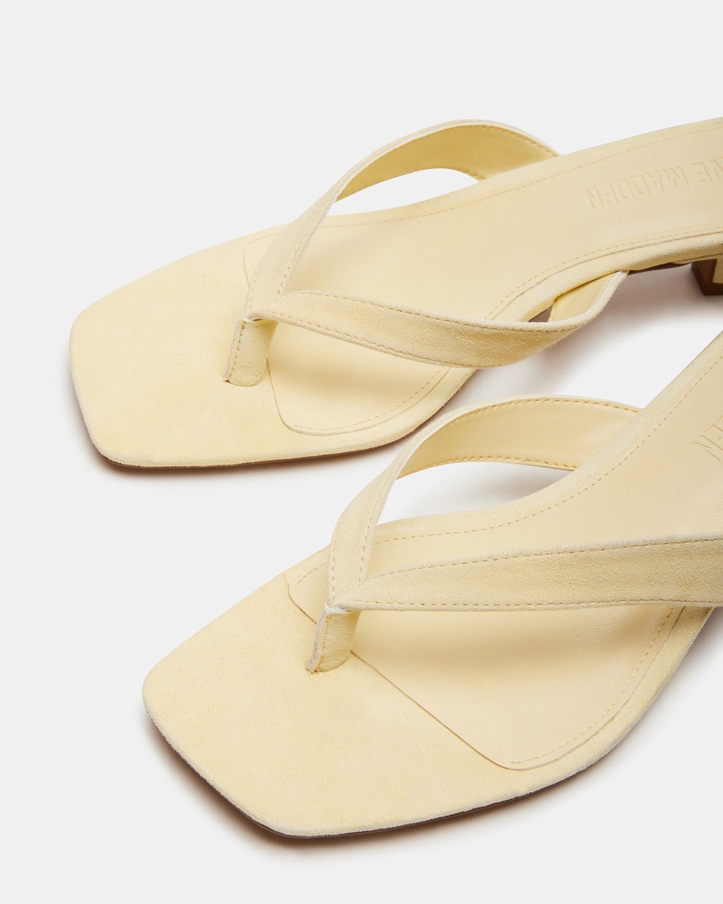 Chic suede pumps with a square toe 