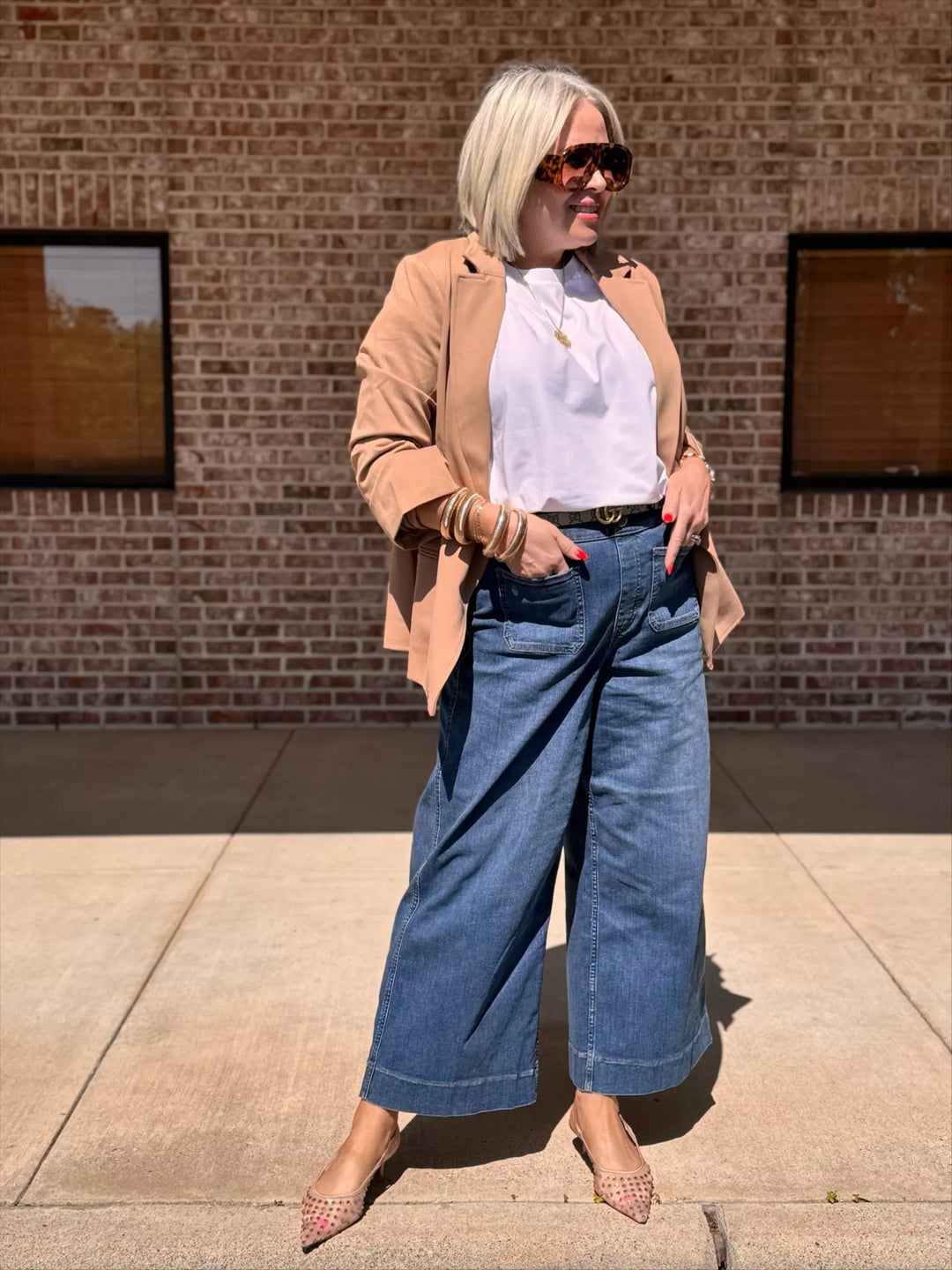 High-waisted wide-leg jeans made of denim 