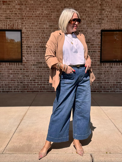 High-waisted wide-leg jeans made of denim 