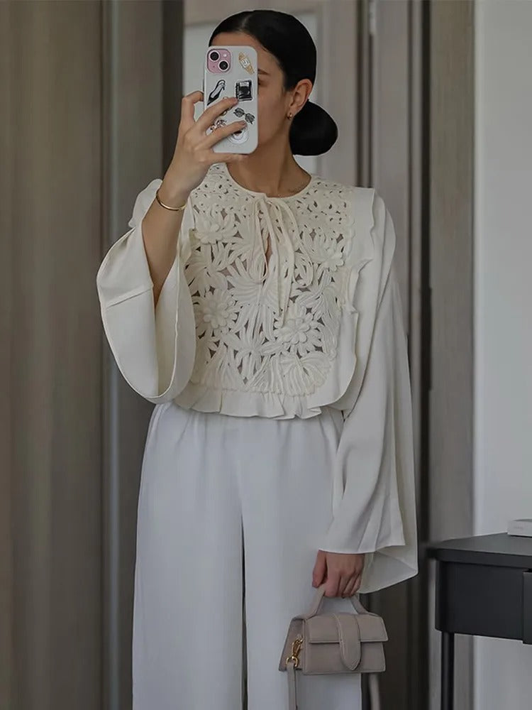 Casual top with a round neckline, waist lacing and open seams 