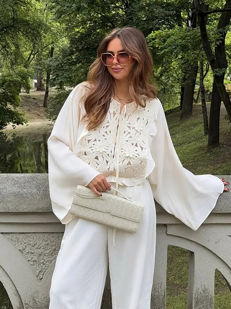 Casual top with a round neckline, waist lacing and open seams 