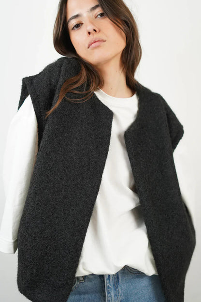 Sleeveless utility vest with multiple pockets 