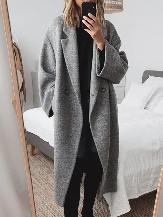 Elegant long coat with double button placket and wide cut 