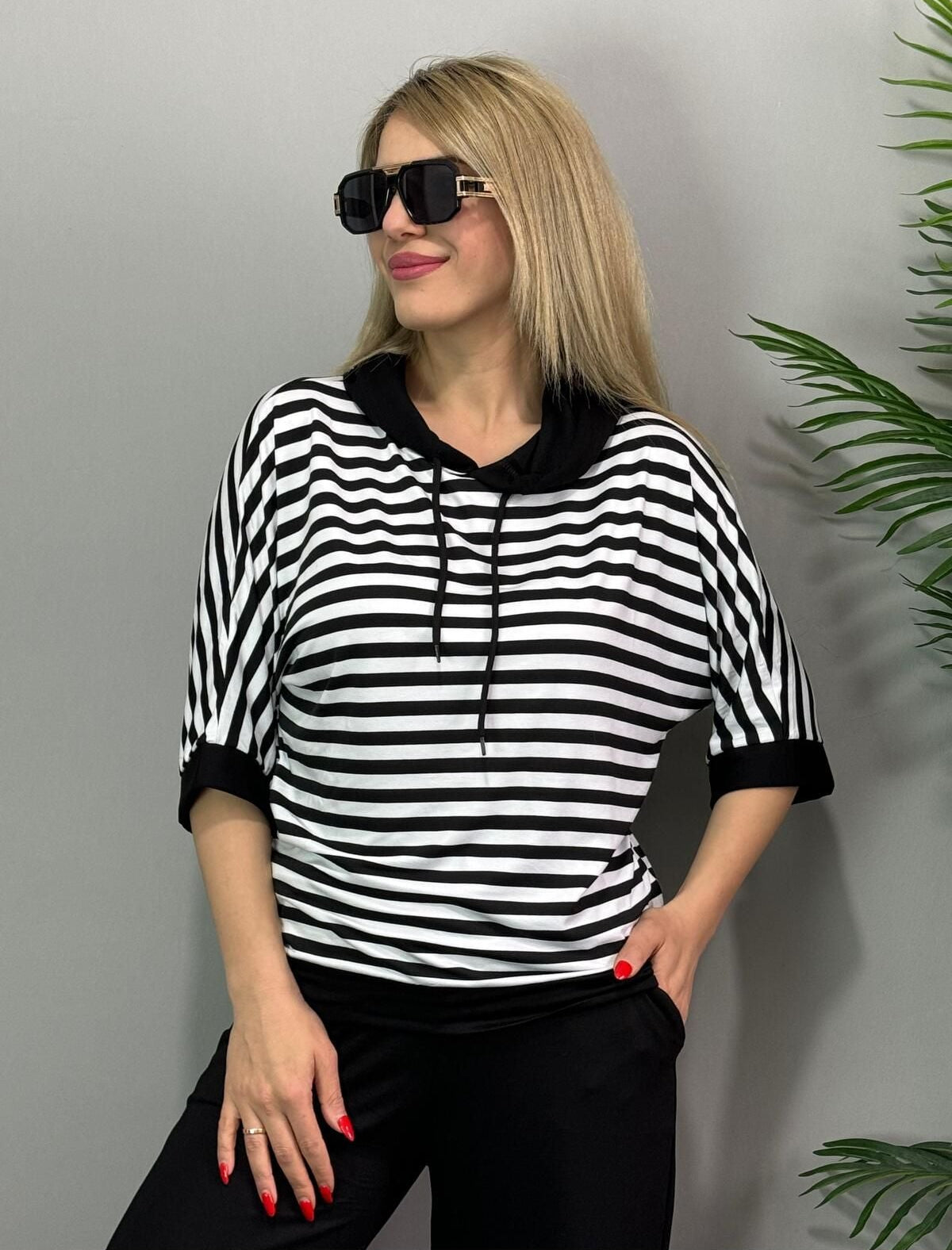 Stylish striped two-piece set for women 