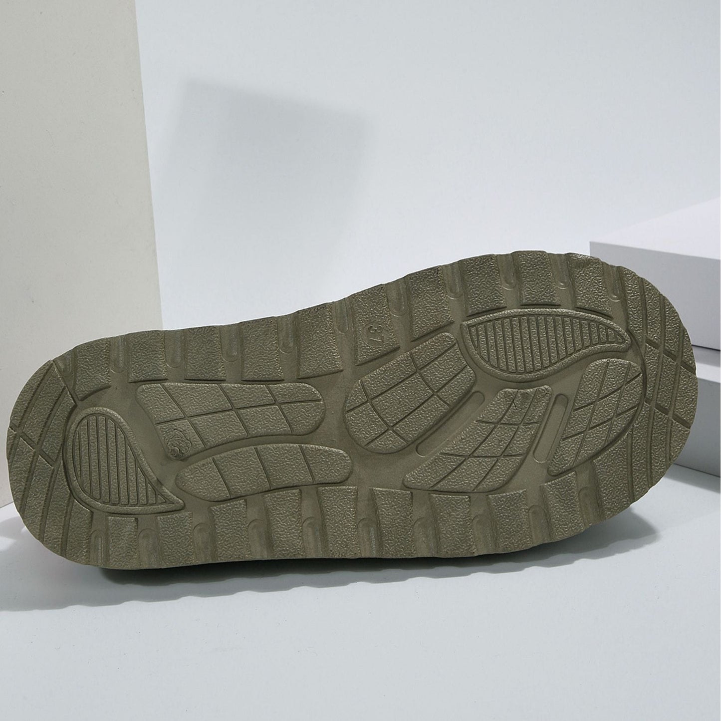 Cozy ankle boots with wedge heel and faux fur lining 