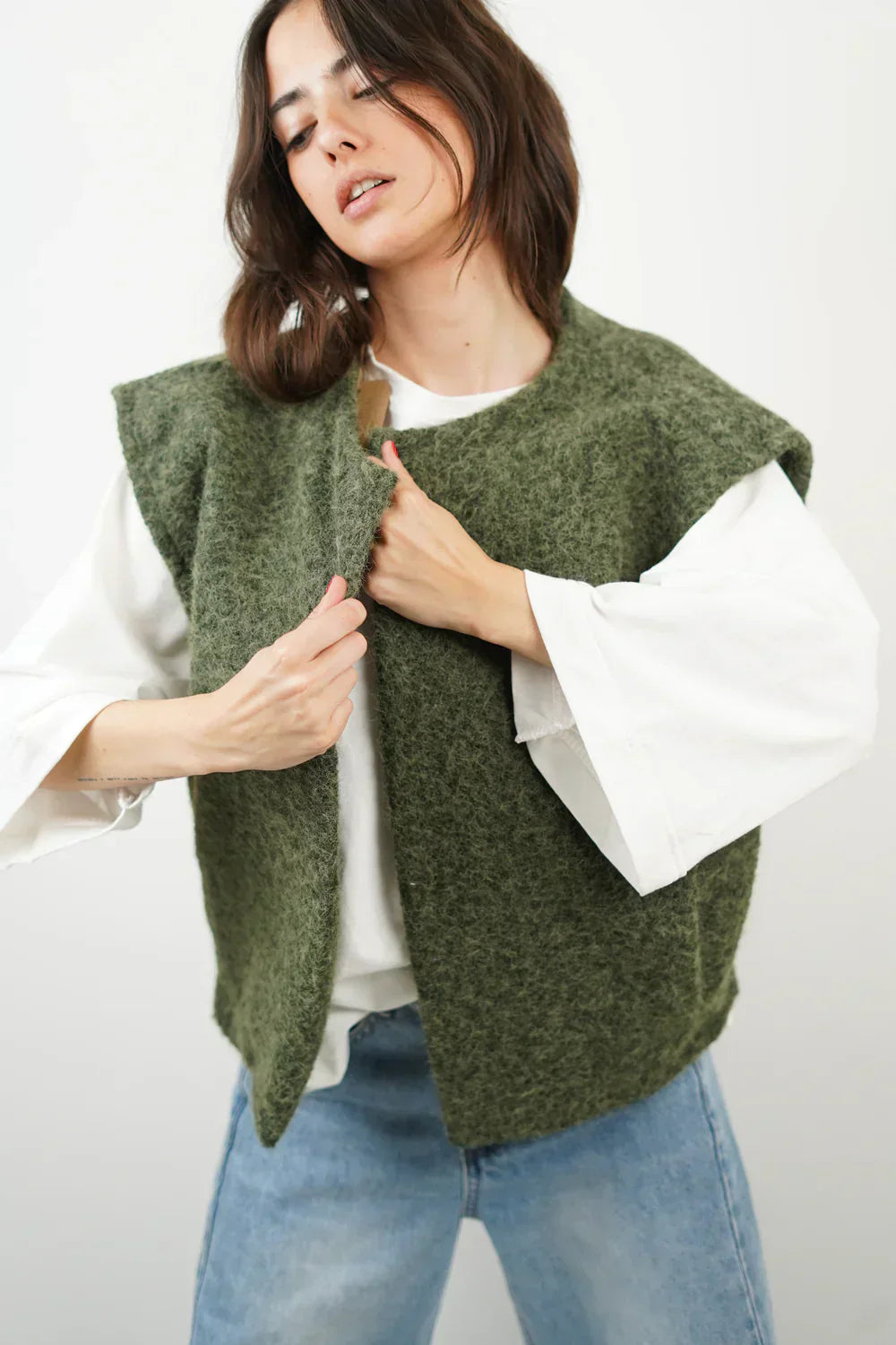 Sleeveless utility vest with multiple pockets 