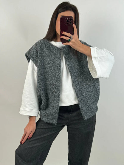 Sleeveless utility vest with multiple pockets 