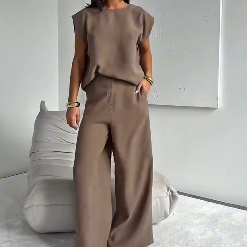 Stylish two-piece set consisting of a T-shirt and wide-legged trousers 