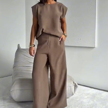 Stylish two-piece set consisting of a T-shirt and wide-legged trousers 