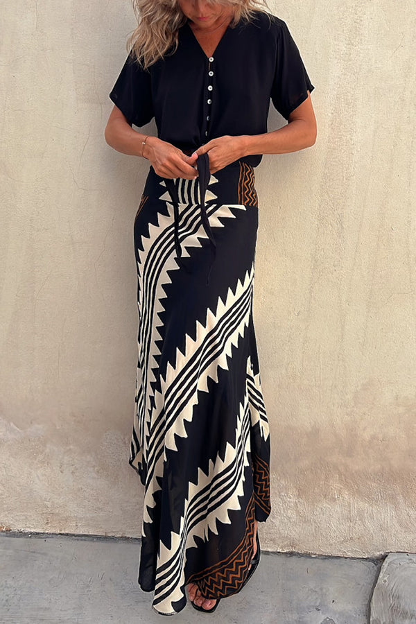 Maxi skirt with elastic waistband and geometric satin pattern 