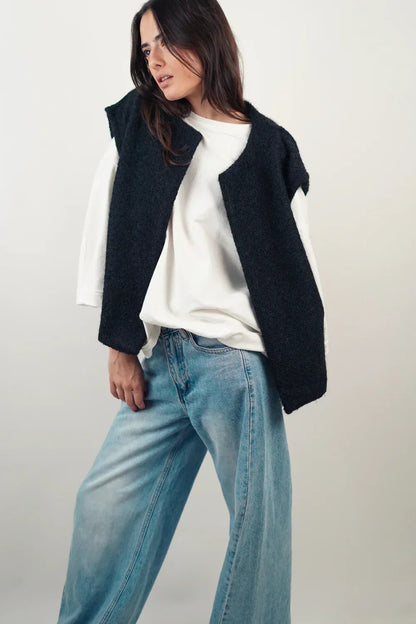 Sleeveless utility vest with multiple pockets 