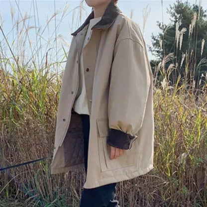 Vintage-inspired women's jacket with a turned-up collar and large pockets 