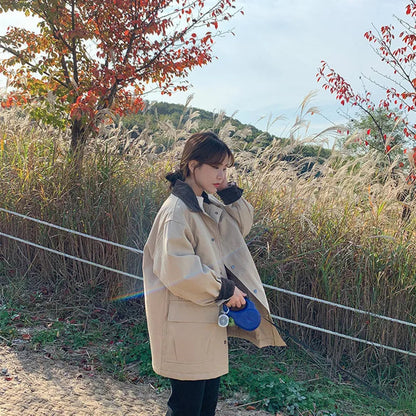 Vintage-inspired women's jacket with a turned-up collar and large pockets 