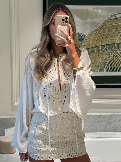 Casual top with a round neckline, waist lacing and open seams 