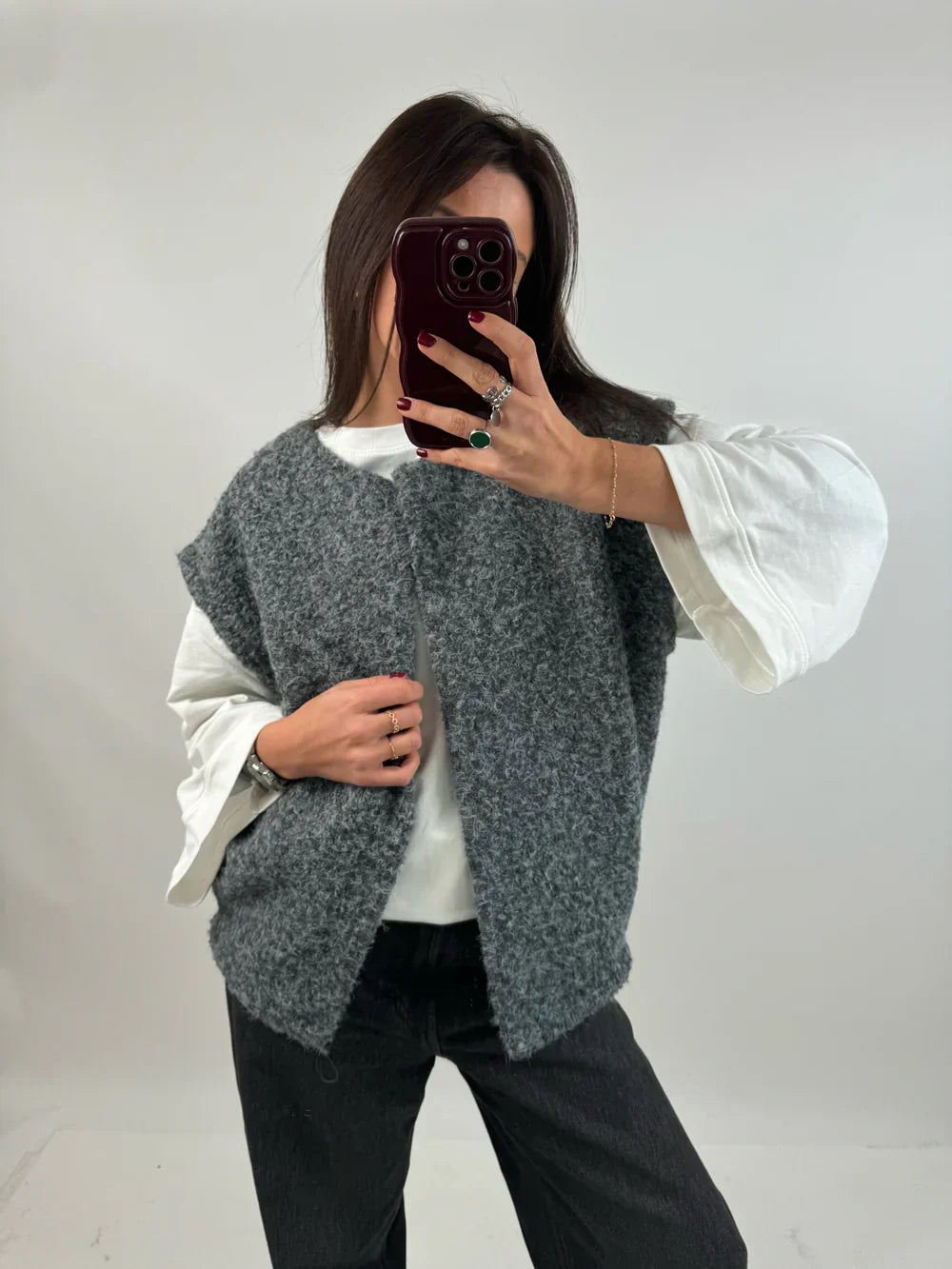 Sleeveless utility vest with multiple pockets 