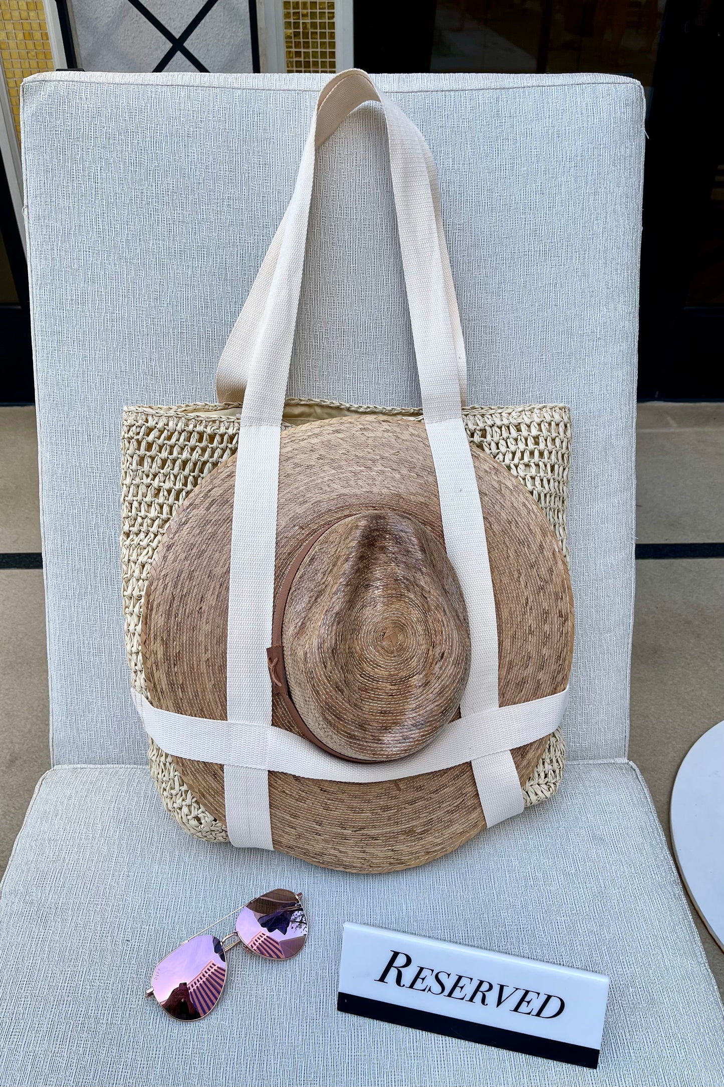 Lara | Lightweight straw beach bag with carrying strap for hat