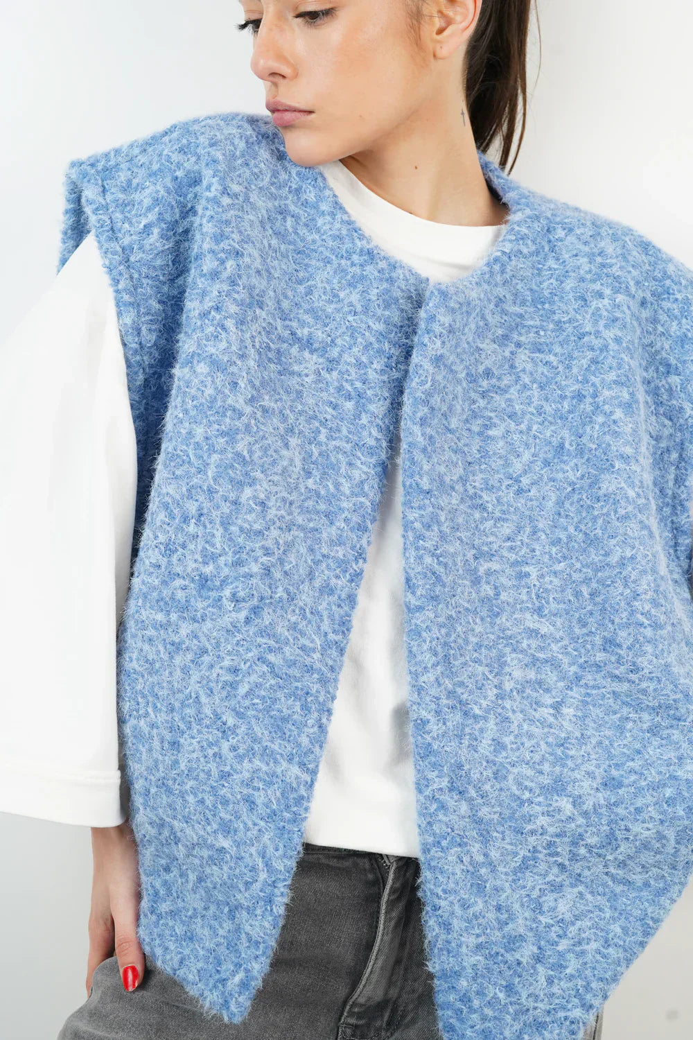 Sleeveless utility vest with multiple pockets 