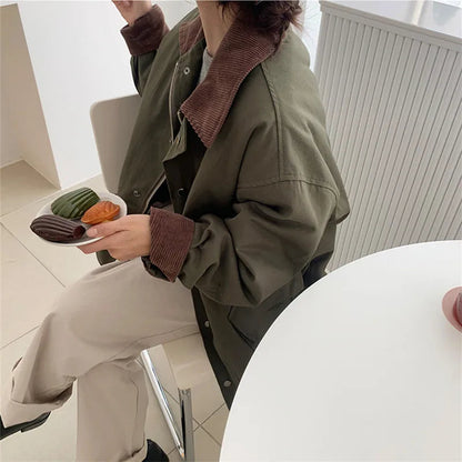 Vintage-inspired women's jacket with a turned-up collar and large pockets 