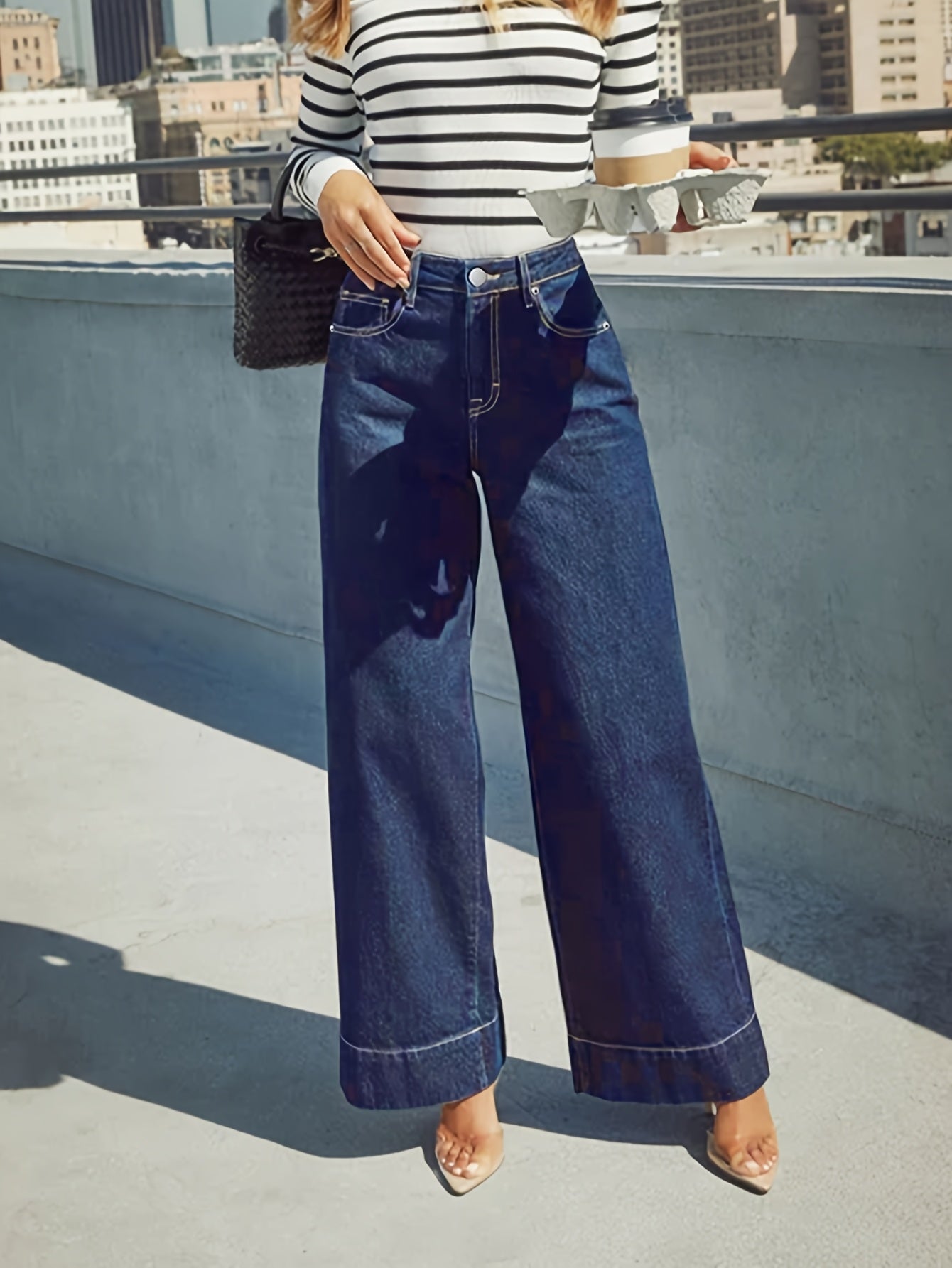 Jeans with a high waist, wide leg and stretchy denim fabric with a turn-up hem. 