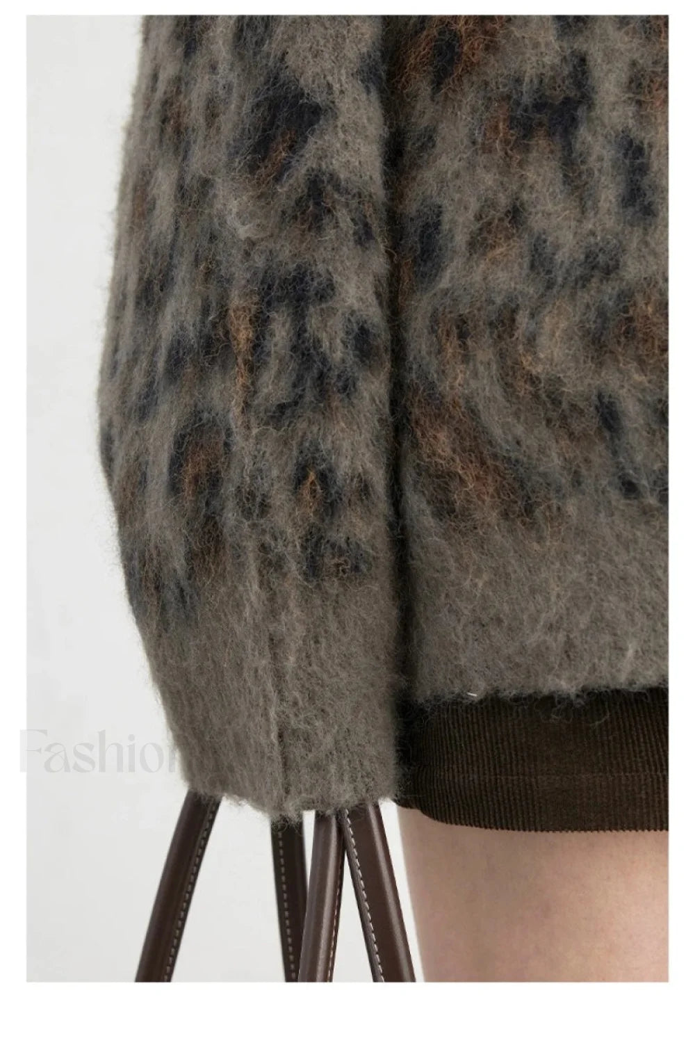 Cozy cardigan with leopard print and single-breasted button placket 