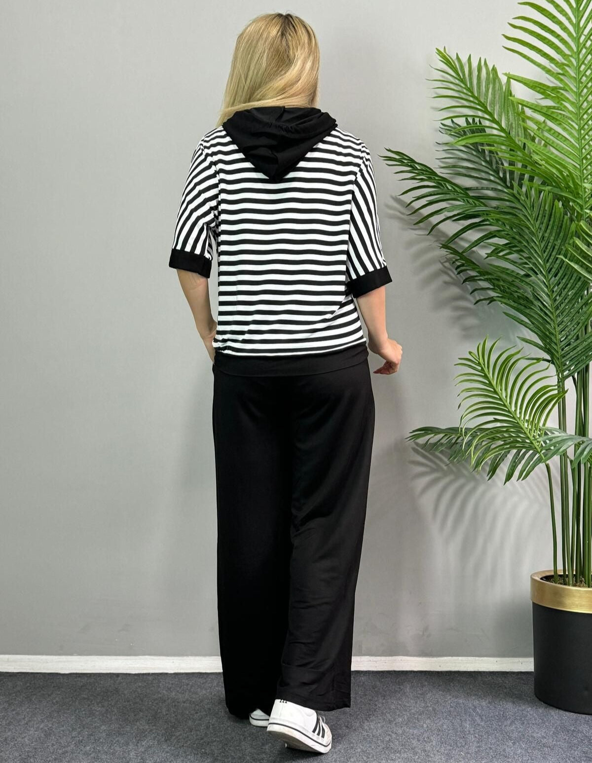 Stylish striped two-piece set for women 