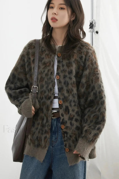 Cozy cardigan with leopard print and single-breasted button placket 