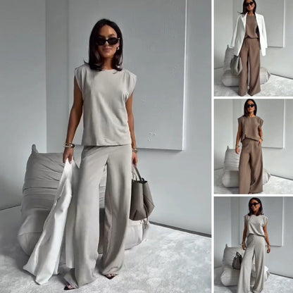 Stylish two-piece set consisting of a T-shirt and wide-legged trousers 