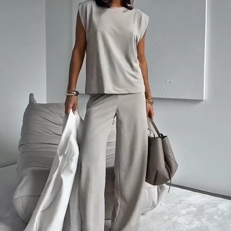 Stylish two-piece set consisting of a T-shirt and wide-legged trousers 