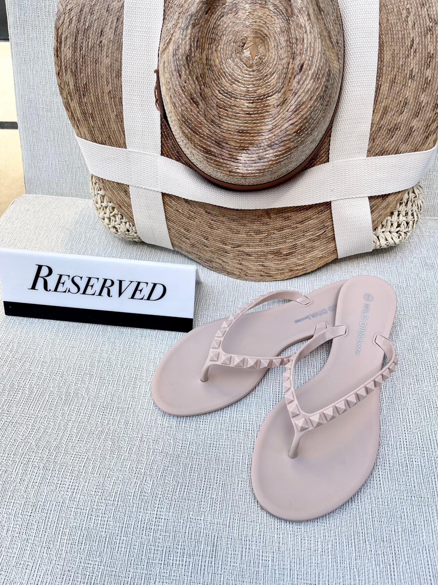 Lara | Lightweight straw beach bag with carrying strap for hat