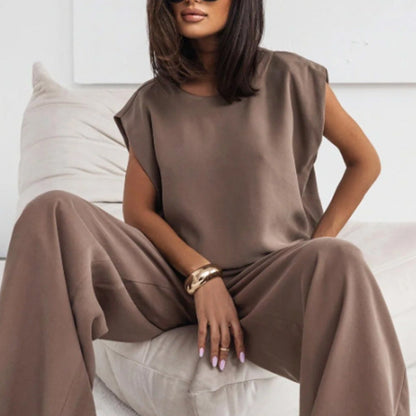Stylish two-piece set consisting of a T-shirt and wide-legged trousers 
