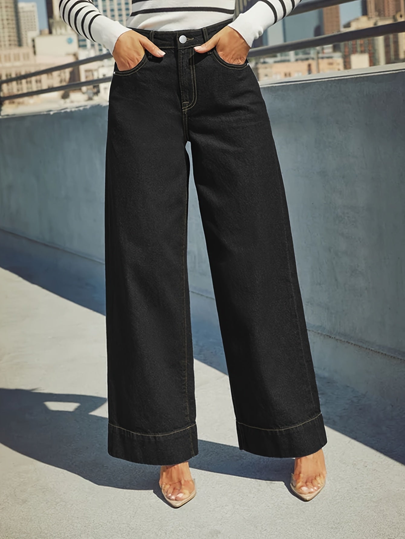 Jeans with a high waist, wide leg and stretchy denim fabric with a turn-up hem. 