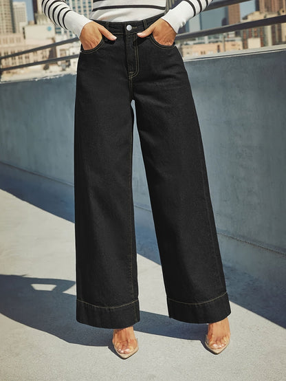 Jeans with a high waist, wide leg and stretchy denim fabric with a turn-up hem. 