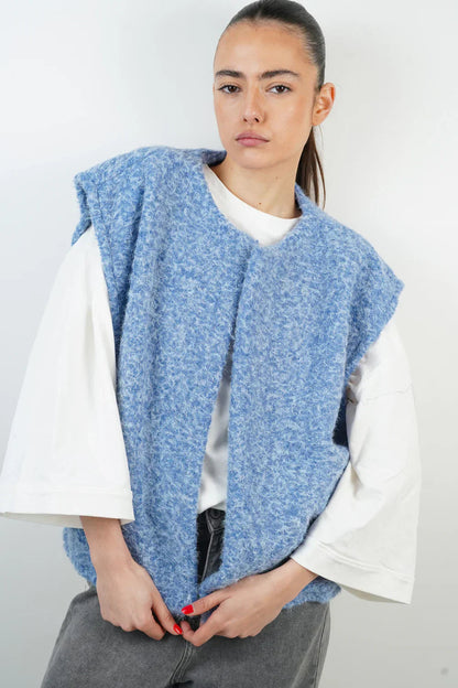 Sleeveless utility vest with multiple pockets 