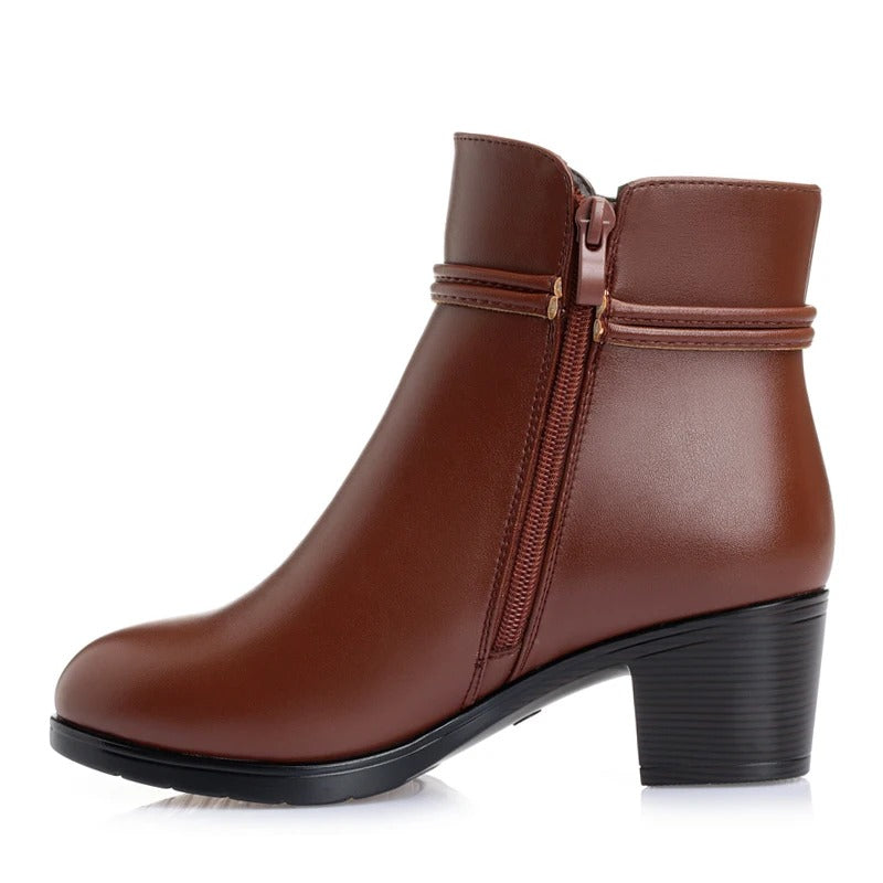 Elegant ankle-high boots with fleece lining and side zip closure 