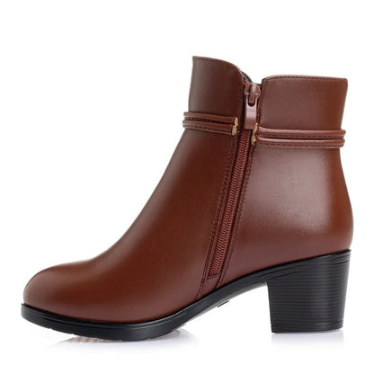 Elegant ankle-high boots with fleece lining and side zip closure 