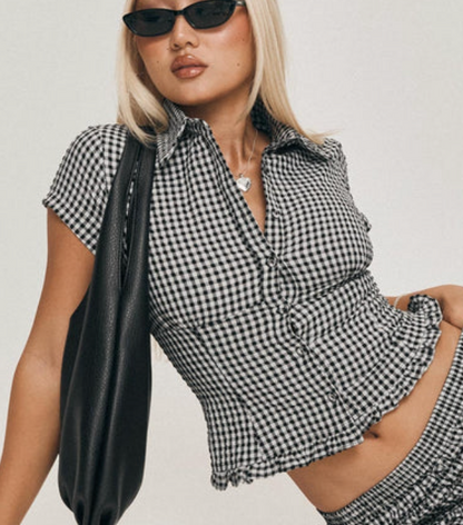 A silky, loose-fitting top for effortless everyday elegance. 