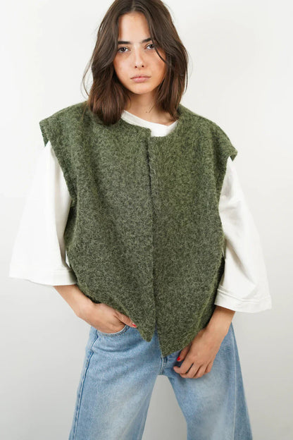 Sleeveless utility vest with multiple pockets 