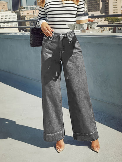 Jeans with a high waist, wide leg and stretchy denim fabric with a turn-up hem. 