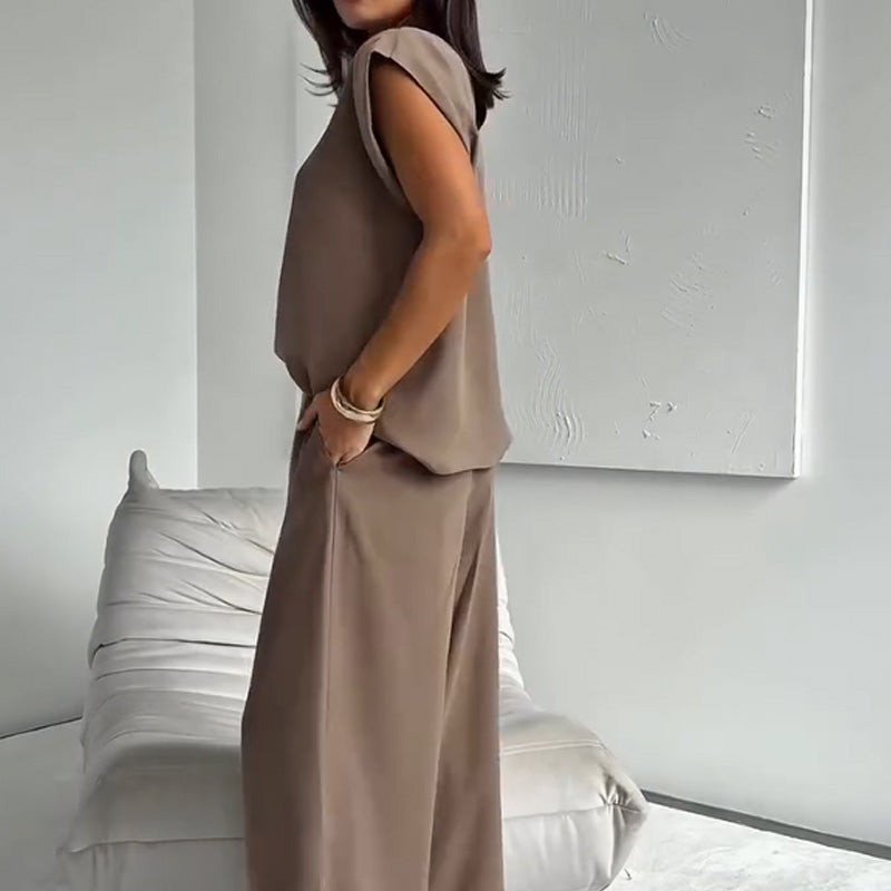 Stylish two-piece set consisting of a T-shirt and wide-legged trousers 