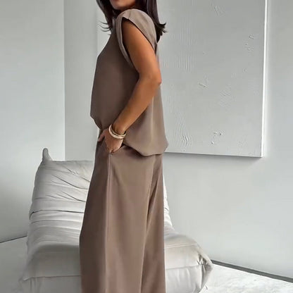 Stylish two-piece set consisting of a T-shirt and wide-legged trousers 