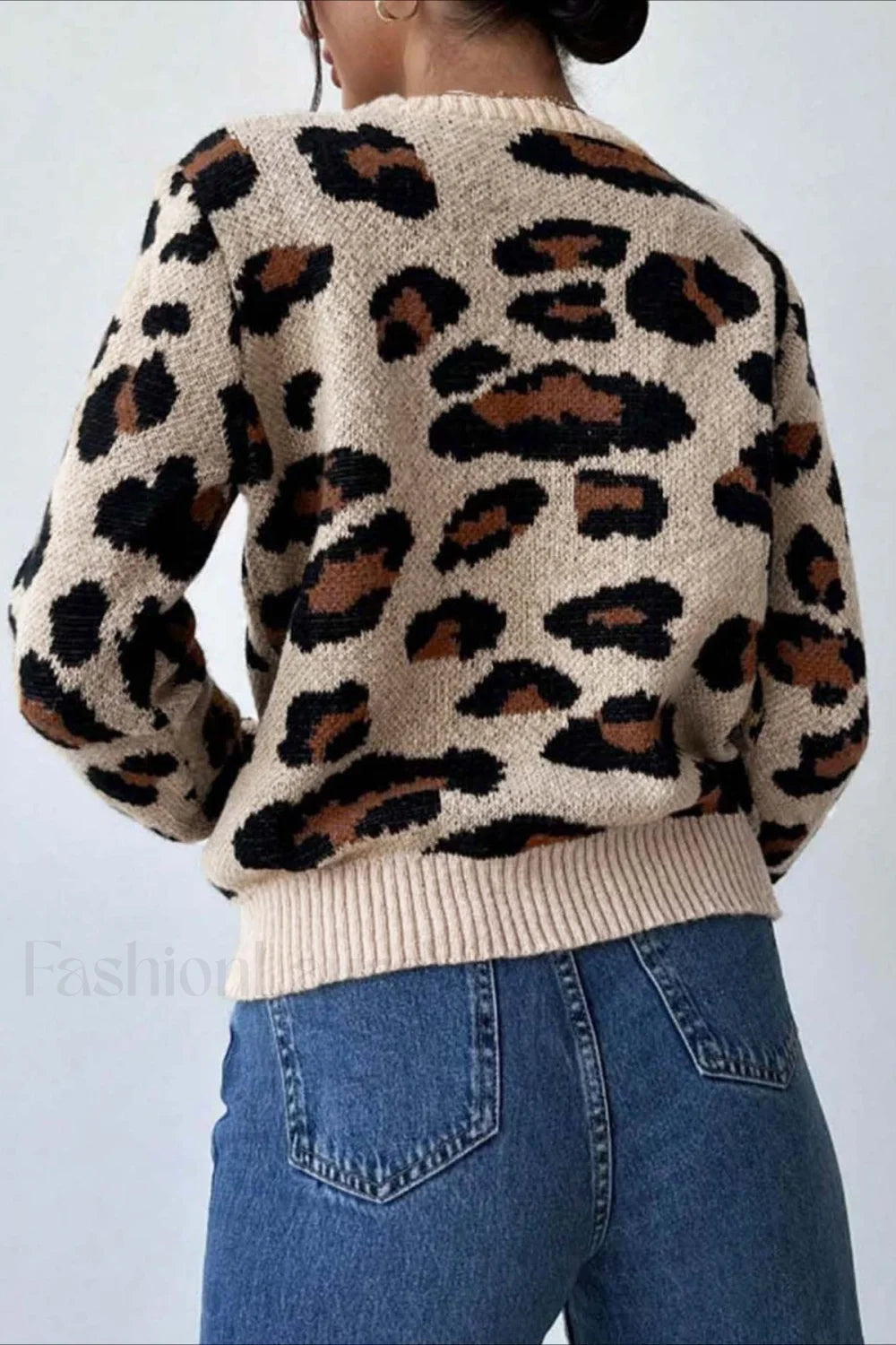 Stylish crew neck sweater with leopard print in block colors 