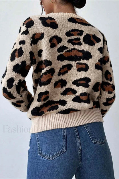 Stylish crew neck sweater with leopard print in block colors 